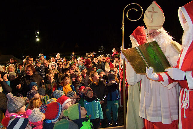 Großzügig: Für die vielen Kinder ist es immer ein besonderes Erlebnis, wenn der Nikolaus mit seinen Helfern Einzug hält. Organisiert ...