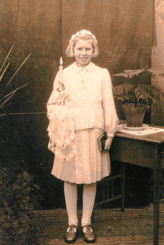 Hildegard Rutschmann am Weißen Sonntag 1945: Das Kleid hatte ihre Mutter aus Resten genäht. Pfarrer Stephan Wildemann hätte die ...