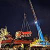 Mit einem Autokran wurde am Dienstagabend der beim Waldshuter Zoll in den Rhein gestürzte Lastwagen geborgen.