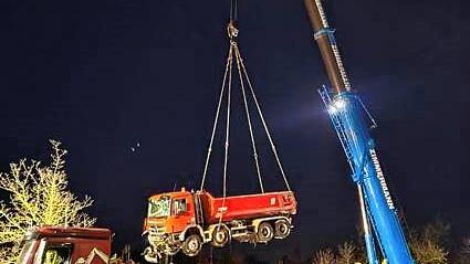 Mit einem Autokran wurde am Dienstagabend der beim Waldshuter Zoll in den Rhein gestürzte Lastwagen geborgen.