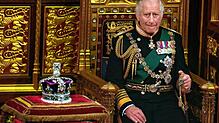 Der damalige Prinz Charles sitzt im Mai 2022 neben der Imperial State Crown während der Eröffnung des Parlaments in Westminster.