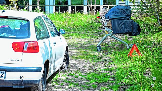 Woher kommt das Auto und wo ist der Fahrer? Seit zwei Monaten logiert ein Mann, dem Kennzeichen nach offenbar ungarischer Herkunft, auf ...