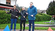Ferdinand Buhr und Karin Bäuerle sind die neuen Pächter der Todtmooser Minigolfanlage. Rechts Bürgermeister Marcel Schneider. Bild: ...
