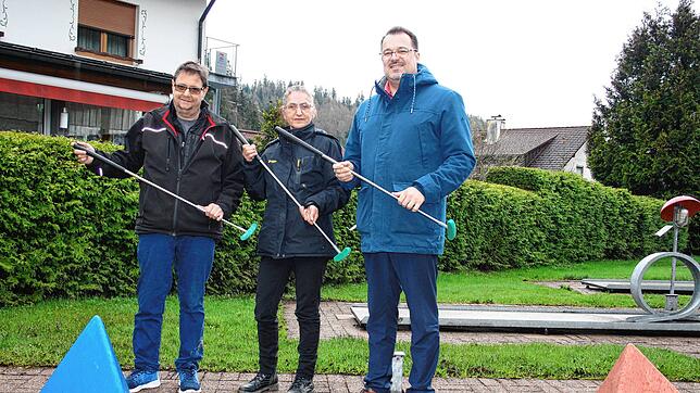 Ferdinand Buhr und Karin Bäuerle sind die neuen Pächter der Todtmooser Minigolfanlage. Rechts Bürgermeister Marcel Schneider. Bild: ...