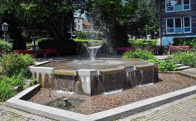 Der Brunnen im Kurpark lädt zum Verweilen ein.