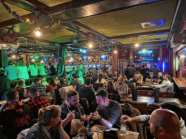 Begeisterte Quizzer in einer Lörracher Kneipe: Hier rätseln monatlich um die 200 Personen.