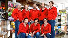 Das Personal der Löwen-Apotheke in Tennenbronn präsentiert sich zum 50. Geschäftsjubiläum. Im Bild von links in der hinteren Reihe Jutta ...
