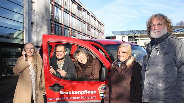 Der Förderverein Brückenpflege mit Konrad Kraus (rechts) und Eva-Maria Steiger (2. von rechts) sorgt dafür, dass das Team der ...