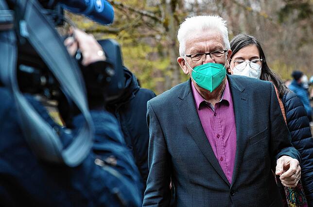 Winfried Kretschmann (Grüne) begrüßt den Vorschlag aus Berlin. Eine anderslautende Ausgangssperre hat das Land aber trotzdem.