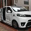 Das Demo-Fahrzeug, ein Toyota Pro-Ace, nachgerüstet mit Sensortechnologie für automatisiertes Fahren. Ein Elektrofahrzeug dieses Typs ...