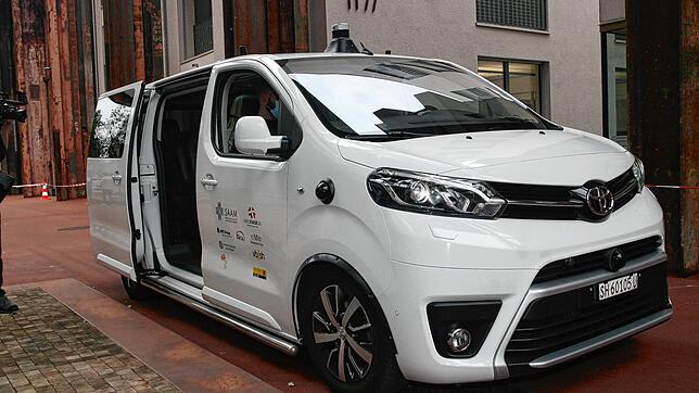 Das Demo-Fahrzeug, ein Toyota Pro-Ace, nachgerüstet mit Sensortechnologie für automatisiertes Fahren. Ein Elektrofahrzeug dieses Typs ...