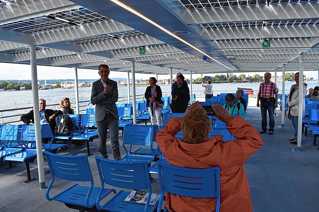 Erläuterungen von Christoph Witte auf dem Oberdeck der „Insel Mainau“. Es spendet Schatten und Energie, denn auf dem Dach ...