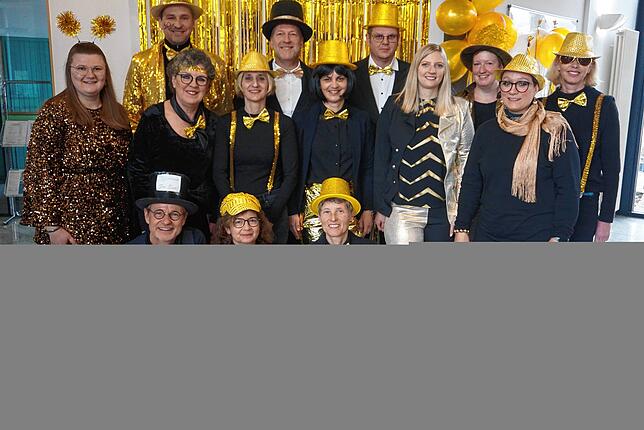 Festlich gekleidet: Die Rathaus-Belegschaft hatte sich anlässlich des 50-jährigen Bestehens der Gemeinde herausgeputzt.