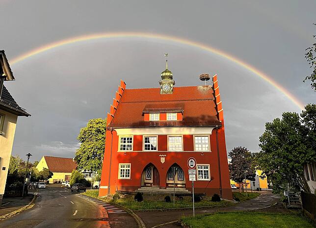 Markante Fassade, das Rathaus am Eingang von Allmendshofen vom Regenbogen perfekt in Szene gesetzt.