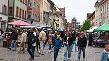 Tausende von Menschen säumen am Wochenende die Straßen der Villinger Innenstadt beim Antikmarkt, Keltentag und zum verkaufsoffenen Sonntag.