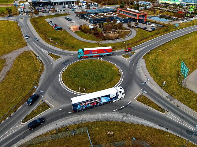 Die Nummer 2 der Kreisverkehre auf der Querspange steht ebenfalls zur Sanierung an. Besonders der starke LkW-Verkehr setzt den ...