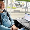 So bequem kann der Scheinenersatzverkehr sein: Jochen Schmidt-Nawrot aus Deggenhausertal macht es sich am Bahnhof Schaffhausen im ...