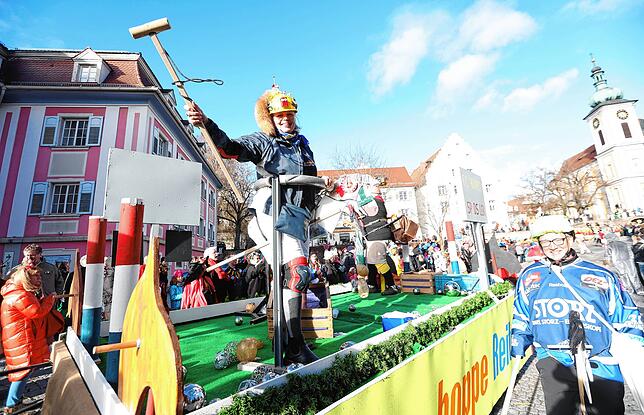 Das Steckenpferdpoloturnier vom Sommer 2023 wird durch die Kirchenbankrutscher schön umgesetzt.