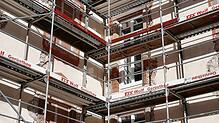 Die Fluchttüren, noch durch ein Baugerüst etwas verdeckt, sind in die hintere Schlossfassade gesetzt. Bild: Stefan Limberger-Andris