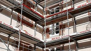 Die Fluchttüren, noch durch ein Baugerüst etwas verdeckt, sind in die hintere Schlossfassade gesetzt. Bild: Stefan Limberger-Andris