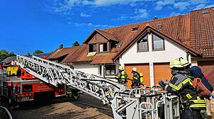 Einsatzkräfte der Feuerwehr sind am Donnerstagmorgen zu einem Brand in Ailingen ausgerückt.