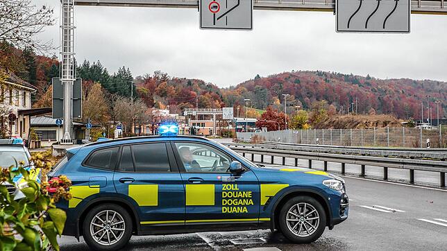 Schweizer Einsatzkräfte sperren den Zoll Bietingen/Thayngen am Donnerstagmorgen ab.