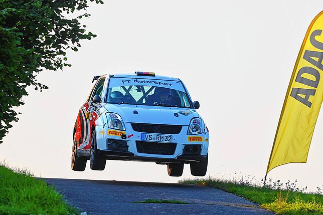 Um nicht unvorbereitet über solche Kuppen zu springen, sagt die Copilotin, in diesem Fall Jara Hain, dem Fahrer Marc Rettenberger jede ...