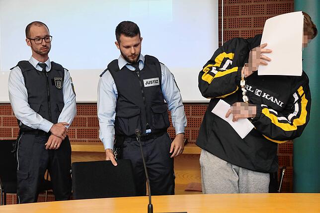 Der Angeklagte Marcel K. auf dem Weg zu seinem Platz im Gerichtssaal des Landgerichts Konstanz. Inzwischen ist er wegen Mordes ...