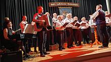Erstmals leitet Dirigent Simon Appelhans (mit Akkordeon) die beiden Chöre MGV Wutöschingen und MGV Geißlingen beim Konzert im ...