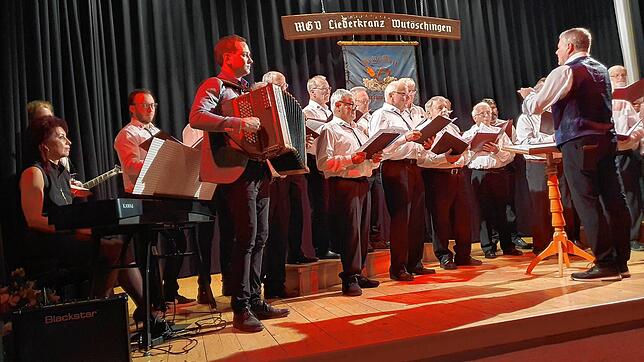 Erstmals leitet Dirigent Simon Appelhans (mit Akkordeon) die beiden Chöre MGV Wutöschingen und MGV Geißlingen beim Konzert im ...