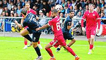 Der Türk. SV Singen (links Dominik Emminger) ist nach der Heimniederlage gegen den Mitaufsteiger Türkspor Neckarsulm im zweiten Spiel ...