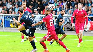 Der Türk. SV Singen (links Dominik Emminger) ist nach der Heimniederlage gegen den Mitaufsteiger Türkspor Neckarsulm im zweiten Spiel ...