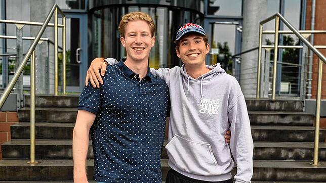 Vincent Mair (links) und Demian Anthamatten sind zwei Jungunternehmer aus der Schweiz. Mit ihrer App-Idee wollen sie ihre Nutzer zu ...