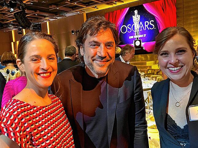 Produzentin Nadine Lüchinger (links) und Maria Brendle (rechts) mit Javier Bardem, der als bester Hauptdarsteller nominiert ist.