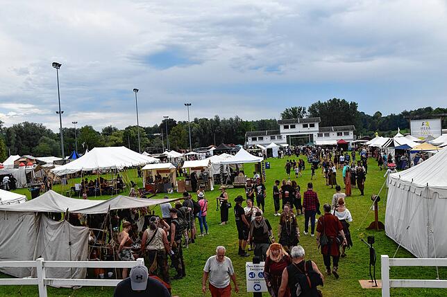 Früher fanden hier Reitturniere statt. Heute ist der Mega Event Park ein Ort, an dem hochkarätige Freiluftveranstaltungen stattfinden. ...