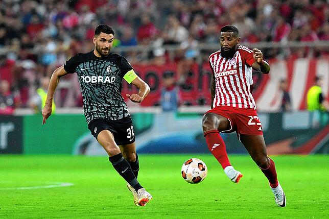 Freiburgs Vincenzo Grifo (l.) und Rodinei von Olympiakos Piräus kämpfen um den Ball.