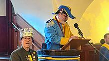 Beim Wiezubergschwätz kommt auch der Meersburger Bürgermeister Robert Scherer (links) als „König von Meersburg“ ins Visier: Hier wurde ...