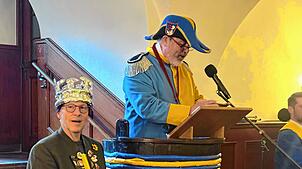 Beim Wiezubergschwätz kommt auch der Meersburger Bürgermeister Robert Scherer (links) als „König von Meersburg“ ins Visier: Hier wurde ...