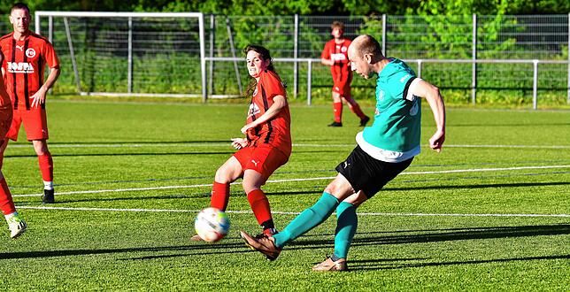 Bild 12: Mira Franzen spielt Fußball bei den Männern des FC 08 Bad Säckingen II – wir haben Fotos!