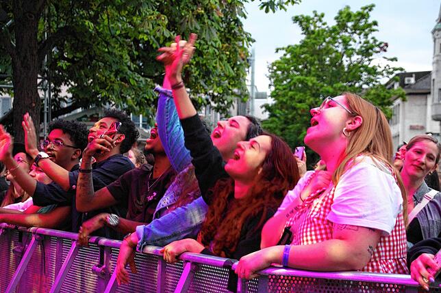 Bild 12: So glücklich macht James Bay beim Stimmen-Festival in Lörrach das Publikum - die besten Bilder