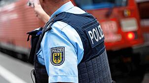 (Symbolbild) Ein Beamter der Bundespolizei an einem Bahnhof. An den Bahnhöfen Singen und Konstanz gab es an diesem Wochenende zwei ...