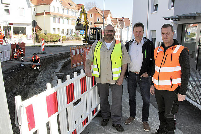 Unser Bild zeigt von links Dirk Schneider, Erich Hargina und Thomas Knapp vor einer Baustelle in der Salinenstraße.