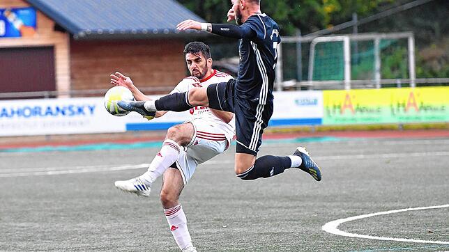 Voller Einsatz: Sebastian Rupp mühte sich mit dem FC Wallbach, doch am Ende setzte es beim FC Schönau eine bittere 1:2-Niederlage.