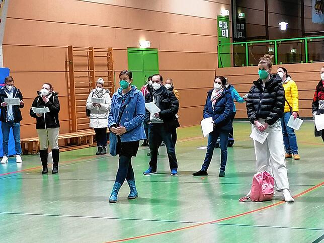 Die Helferinnen und Helfer im neuen Testzentrum erhielten eine Einweisung mit Schnelltests am Bildungszentrum in Engen.