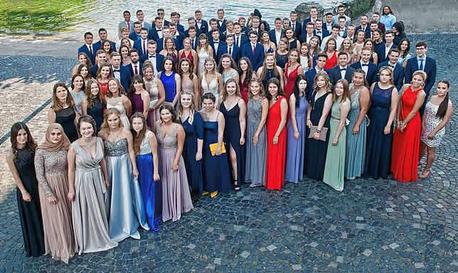 Gruppenbild der Abiturienten der Constantin-Vanotti-Schule Überlingen 2019. Ob es dieses Jahr, in Zeiten von Corona, einen Abschlussball ...