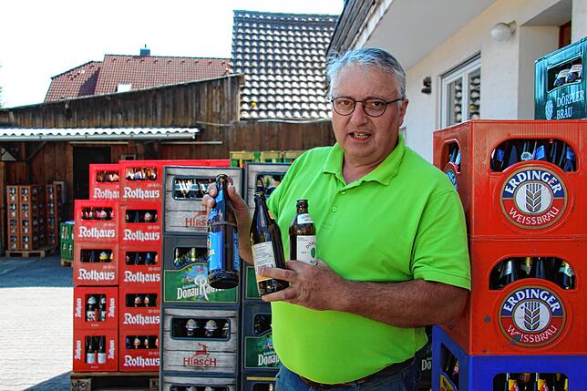 Glasflaschen sind nachhaltig, wenn sie auch regional sind, wie Michael Weinmann erklärt. Das Dörfler-Bier, das er rechts hält, stellt ...