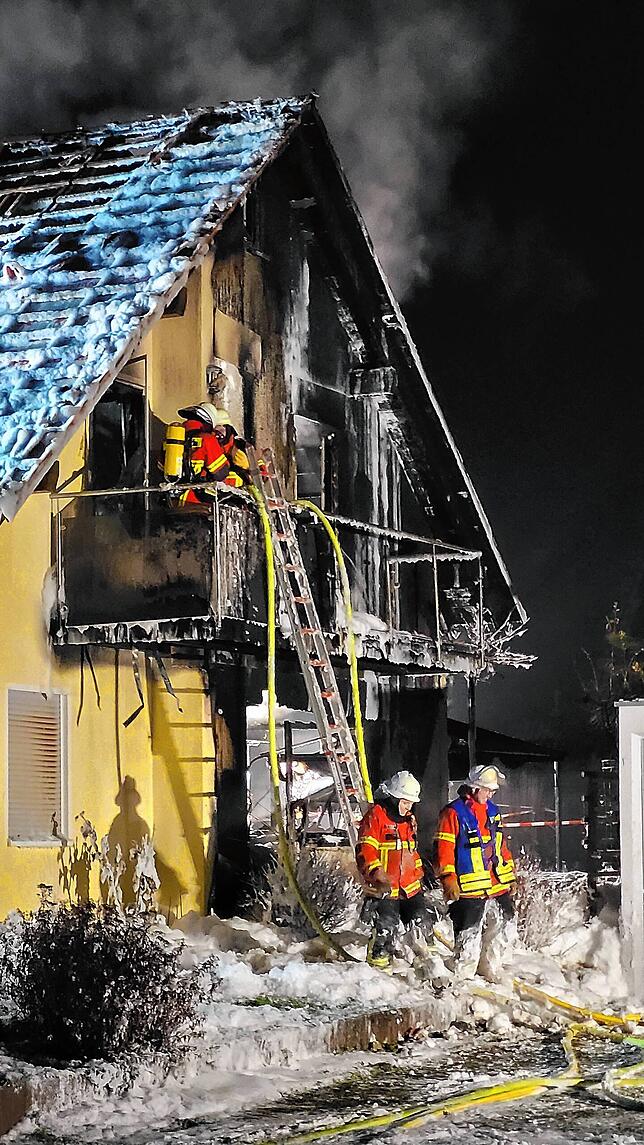 150 Feuerwehrleute nahmen den Kampf die ganze Nacht von Montag auf Dienstag gegen die Flammen auf.
