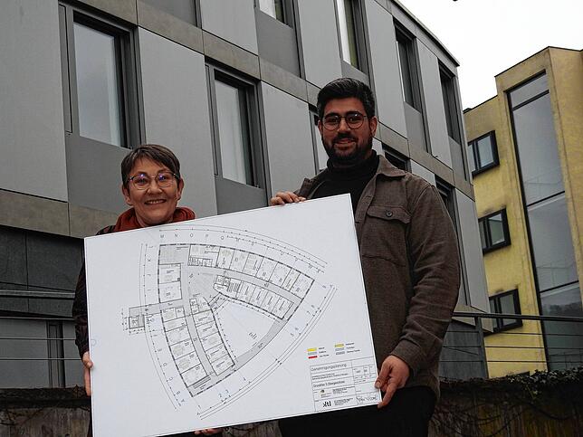 Claudia Vallentin (Ärztliche Direktorin) und Lorenzo Fenech (Pflegedienstleiter) zeigen die Planung für die Erweiterung.