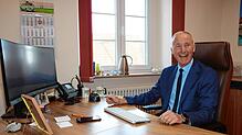 Bürgermeister Ewald Hoffmann im Dienstzimmer im Rathaus von Schwenningen.