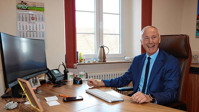 Bürgermeister Ewald Hoffmann im Dienstzimmer im Rathaus von Schwenningen.